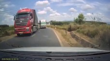 Đắk Lắk: Xử phạt tài xế xe tải vượt ẩu trên đường Đông Trường Sơn