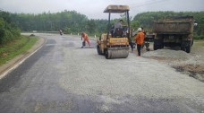 Khẩn trương vá sửa mặt đường Hồ Chí Minh qua tỉnh Quảng Ngãi trước mùa mưa bão 