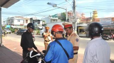 CSGT Gia Lai, Quảng Ngãi đồng loạt ra quân xử lý vi phạm tại đường ngang đường sắt theo Nghị định 81