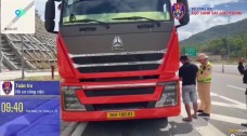 Rơi vãi phế liệu trên cao tốc qua miền Trung, hơn 100 phương tiện bị thủng lốp