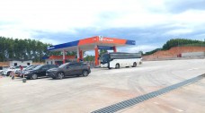 Trạm dừng nghỉ Km77 cao tốc Quảng Ngãi - Hoài Nhơn khai thác tạm, gấp rút hoàn thiện cây xăng