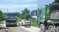 Quảng Ngãi: Xe ben chở đá rầm rập gây mất ATGT khu vực đường ngang qua đường sắt