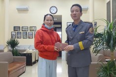 Tổ tàu SE2 trả lại trang sức và tiền mặt cho hành khách bỏ quên