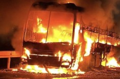 Xe khách chở 34 người bốc cháy dữ dội trên Quốc lộ 1