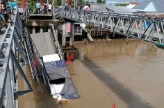 Xe tải chở gạo làm sập cầu 30 Tháng 4 ở Cần Thơ