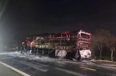 Xe khách giường nằm cháy dữ dội sau tiếng nổ lốp ở Đắk Lắk