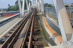 Tạm dừng một số đoàn tàu do sự cố sà lan va chạm cầu Ghềnh