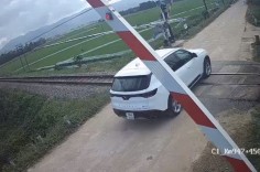 Xử phạt nhiều lái xe ô tô vượt rào chắn đường sắt ở Quảng Ngãi