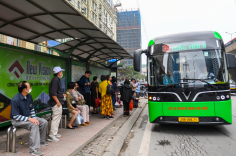 Tổng Công ty Vận tải Hà Nội đưa vào khai thác 56 xe buýt điện cỡ trung bình