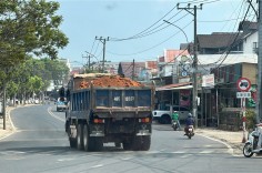 Xe chở đất không phủ bạt ngang nhiên lưu thông vào đường cấm ở Đà Lạt