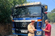 Xử phạt tài xế điều khiển xe chở đất không phủ bạt vào đường cấm ở Đà Lạt