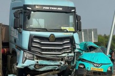 Đắk Lắk: Xe đầu kéo va chạm với xe taxi khiến hai người thương vong