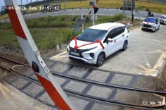 Quảng Ngãi xử phạt tài xế ô tô trong đoàn xe đám cưới vượt rào chắn đường ngang