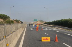 Phân luồng giao thông trên cao tốc Vũng Áng - Bùng để lắp đặt hệ thống ITS