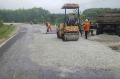 Khẩn trương vá sửa mặt đường Hồ Chí Minh qua tỉnh Quảng Ngãi trước mùa mưa bão 