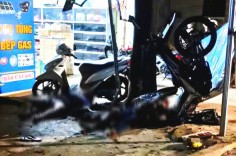 Xe máy mất lái lao vào gốc cây ở Đắk Lắk khiến hai người thương vong