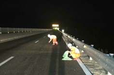 Mảnh sắt rơi vãi trên cao tốc Quy Nhơn - Chí Thạnh, nhiều phương tiện thủng lốp