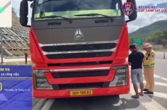 Rơi vãi phế liệu trên cao tốc qua miền Trung, hơn 100 phương tiện bị thủng lốp