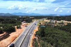 Ngày 11/8, phân luồng cao tốc Hoài Nhơn - Quy Nhơn phục vụ lắp dựng trụ biển báo trạm dừng nghỉ