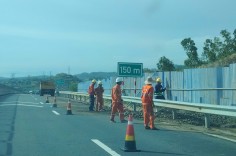 Mưa lớn cuốn đất đá tràn xuống mặt đường cao tốc Chí Thạnh - Vân Phong