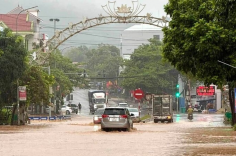 Mưa lớn gây ngập sâu, sạt lở nhiều tuyến đường tại Nghệ An