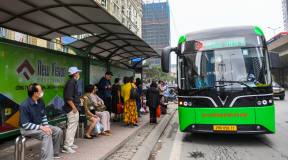Tổng Công ty Vận tải Hà Nội đưa vào khai thác 56 xe buýt điện cỡ trung bình