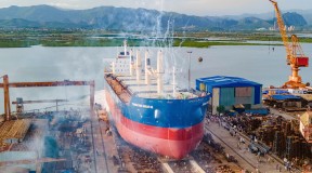Công ty Đóng tàu Hạ Long hạ thủy thành công tàu hàng 45.000 tấn VB45-02