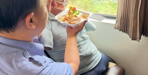 Tổ tàu SE3 tận tình chăm sóc hành khách đặc biệt suốt hành trình