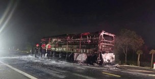 Xe khách giường nằm cháy dữ dội sau tiếng nổ lốp ở Đắk Lắk