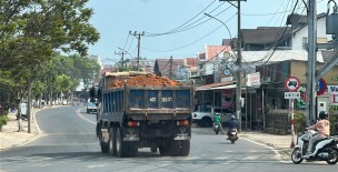 Xe chở đất không phủ bạt ngang nhiên lưu thông vào đường cấm ở Đà Lạt