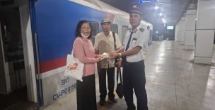 Tổ tàu SE21 trả lại gần 30 triệu đồng cho hành khách bỏ quên