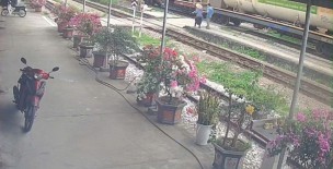 Công nhân đường sắt cứu cụ bà thoát nạn trong gang tấc