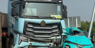 Đắk Lắk: Xe đầu kéo va chạm với xe taxi khiến hai người thương vong