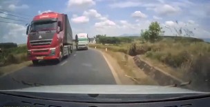 Đắk Lắk: Xử phạt tài xế xe tải vượt ẩu trên đường Đông Trường Sơn