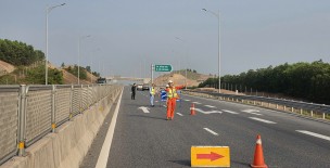 Phân luồng giao thông trên cao tốc Vũng Áng - Bùng để lắp đặt hệ thống ITS