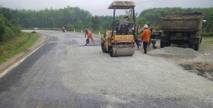 Khẩn trương vá sửa mặt đường Hồ Chí Minh qua tỉnh Quảng Ngãi trước mùa mưa bão 