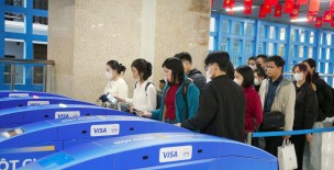 Hà Nội: Phát hành miễn phí thẻ xe buýt điện tử cho người được hưởng chính sách miễn phí