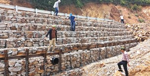 Nỗ lực khắc phục hậu quả thiên tai, bảo vệ tuyến đường Trường Sơn Đông
