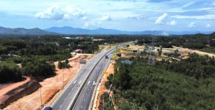 Ngày 11/8, phân luồng cao tốc Hoài Nhơn - Quy Nhơn phục vụ lắp dựng trụ biển báo trạm dừng nghỉ