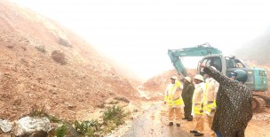 Khẩn trương phân luồng, khắc phục sạt lở trên QL40B qua Quảng Ngãi