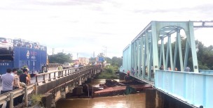 Quảng Trị: Nhiều tuyến đường bị sạt lở gây ách tắc giao thông