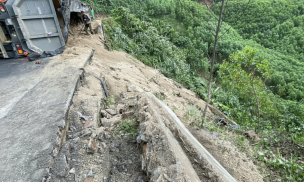 Tai nạn lật xe đầu kéo trên đường Hồ Chí Minh đoạn qua TP Đà Nẵng