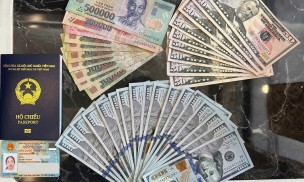 Tổ tàu khách SE20 trao trả hơn 2.000 USD cho khách bỏ quên