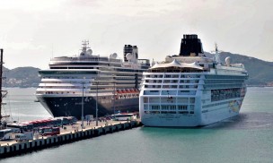 Khánh Hòa đón cùng lúc hai tàu du lịch biển quốc tế với gần 3.800 du khách