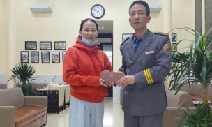 Tổ tàu SE2 trả lại trang sức và tiền mặt cho hành khách bỏ quên