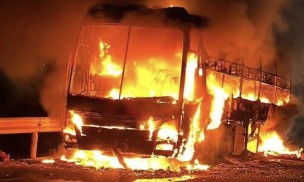 Xe khách chở 34 người bốc cháy dữ dội trên Quốc lộ 1