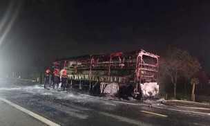 Xe khách giường nằm cháy dữ dội sau tiếng nổ lốp ở Đắk Lắk