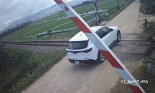 Xứ phạt nhiều lái xe ô tô vượt rào chắn đường sắt ở Quảng Ngãi