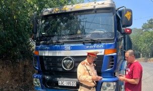 Xử phạt tài xế điều khiển xe chở đất không phủ bạt vào đường cấm ở Đà Lạt