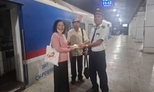 Tổ tàu SE21 trả lại gần 30 triệu đồng cho hành khách bỏ quên